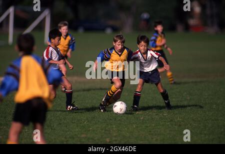 JEU JUNIOR DE FOOTBALL EN COURS, NOUVELLE-GALLES DU SUD, AUSTRALIE. Banque D'Images