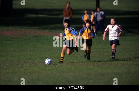 JEU JUNIOR DE FOOTBALL EN COURS, NOUVELLE-GALLES DU SUD, AUSTRALIE. Banque D'Images