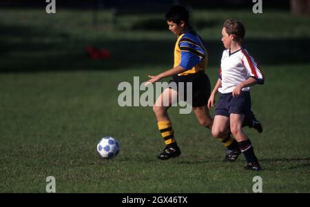 JEU JUNIOR DE FOOTBALL EN COURS, NOUVELLE-GALLES DU SUD, AUSTRALIE. Banque D'Images