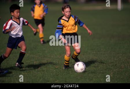 JEU JUNIOR DE FOOTBALL EN COURS, NOUVELLE-GALLES DU SUD, AUSTRALIE. Banque D'Images