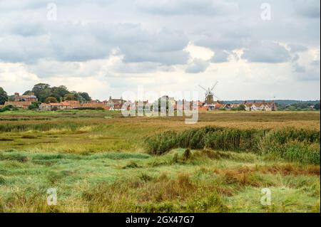 Vue sur les marais d'eau douce à CLEY à côté du village de la mer avec le moulin de CLEY de la route à pied à Blakeney Freshes, Norfolk, Angleterre. Banque D'Images