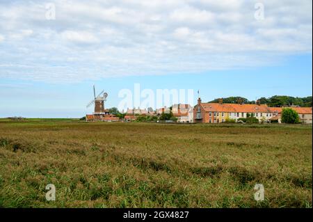 CLEY sur le village de la mer avec son moulin à vent vu d'un sentier public sur Blakeney Freshes, Norfolk, Angleterre. Banque D'Images