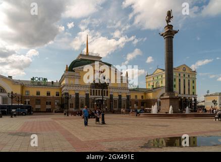 La gare principale de la ville et la place de la gare avec des personnes en face d'elle un jour d'été. Banque D'Images