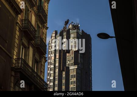 Vue sur le bâtiment résidentiel sur fond de ciel bleu. Banque D'Images