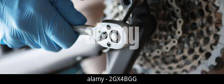 Mécanicien travaillant dans un atelier de réparation de vélos, mécanicien réparant des vélos Banque D'Images