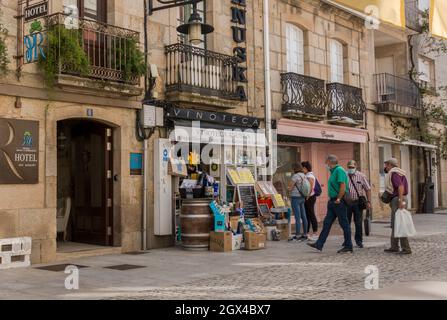 Vieille ville historique rue principale de Cambados avec magasin de vin, province de Pontevedra, Galice, Espagne. Banque D'Images