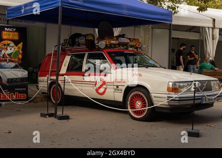 Llucmajor, Espagne; octobre 03 2021: La récréation de la voiture de cinéma Ghosbusters exposée dans la rue. Deuxième édition de la foire de Frikijor dans le Majorc Banque D'Images