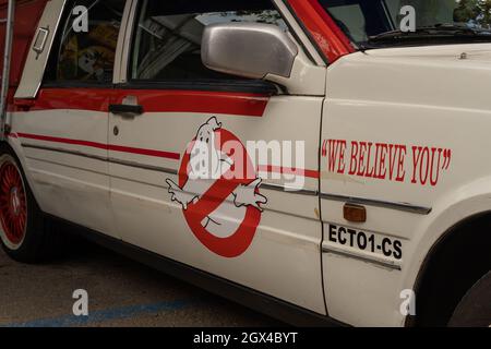 Llucmajor, Espagne; octobre 03 2021: La récréation de la voiture de cinéma Ghosbusters exposée dans la rue. Deuxième édition de la foire de Frikijor dans le Majorc Banque D'Images