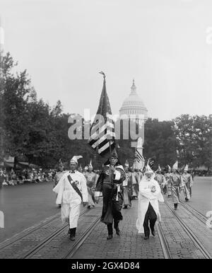 Photo d'époque datée du 13 septembre 1926 montrant des membres du Ku Klux Klan vêtus de robes en descendant de Pennsylvania Avenue à Washington, D.C., avec le drapeau des étoiles et des rayures et le dôme du Capitole en arrière-plan Banque D'Images