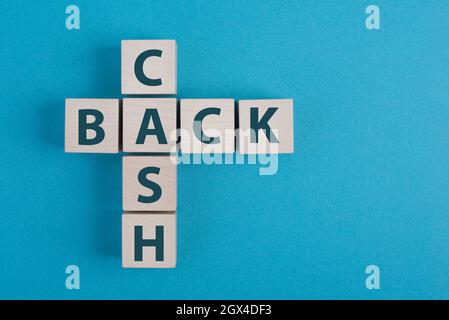 Les mots cash back debout sur des cubes en bois, fond bleu, espace de copie Banque D'Images