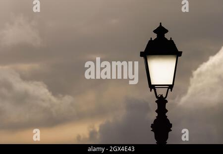 Lampe de rue à l'ancienne contre ciel nuageux (avec espace de copie) Banque D'Images