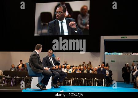 Manchester, Angleterre, Royaume-Uni. 4 octobre 2021. PHOTO : le député de Kwasi Kwarteng, secrétaire d'État aux Affaires, à l'énergie et à la Stratégie industrielle, s'exprime à la Conférence du Parti conservateur crédit : Colin Fisher/Alamy Live News Banque D'Images