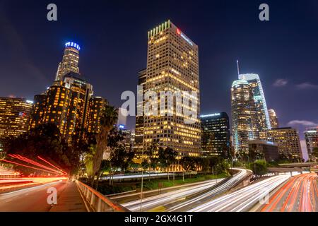 LOS ANGELES, ÉTATS-UNIS - 17 avril 2019 : une prise de vue nocturne des traînées lumineuses de l'autoroute du centre-ville de Los Angeles Banque D'Images