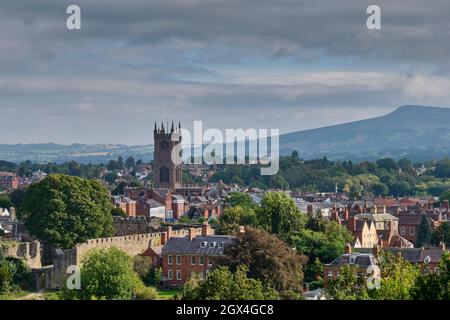 Tour St Laurence, horizon de Ludlow et colline de Titterstone Clee de Whitcliffe Common, Luldow, Shropshire Banque D'Images