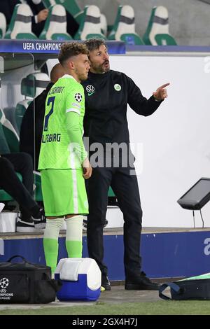 (LR) Luca Waldschmidt (VfL Wolfsburg) et l'entraîneur Mark van Bommel (VfL Wolfsburg) Ligue des champions de football de l'UEFA, groupe d'étape G, 2e jour de match, VfL Wolfsburg (WOB) - FC Sevilla (SEV) 1: 1, le 09/29/2021 à Wolfsburg / Allemagne. Banque D'Images