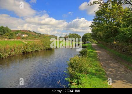 Huddersfield Narrow Canal, Marsden près de Huddersfield, West Yorkshire, Angleterre, Royaume-Uni. Banque D'Images