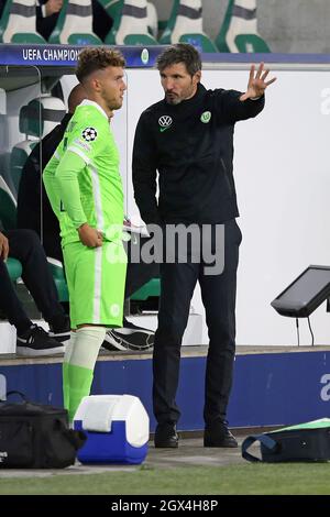 Luca Waldschmidt (VfL Wolfsburg) et l'entraîneur Mark van Bommel (VfL Wolfsburg) de football Ligue des champions de l'UEFA, groupe d'étape G, 2e jour de match, VfL Wolfsburg (WOB) - FC Sevilla (SEV) 1: 1, le 09/29/2021 à Wolfsburg / Allemagne. Banque D'Images