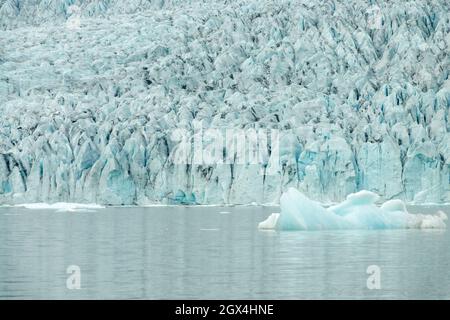 Mur de glace et icebergs dans le lagon du glacier de Fjallsarlon, paysage abstrait, Islande Banque D'Images