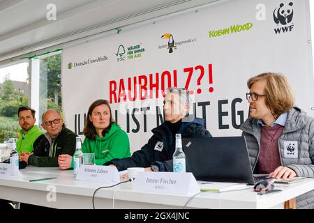 04 octobre 2021, Schleswig-Holstein, Kiel: Peer Cyriacks (l-r, responsable de la conservation de la nature à Deutsche Umwelthilfe), Uwe Sayer, Directeur général de FSC Allemagne, Fenna Otten (Spécialiste de la forêt tropicale à Robin Wood, Johannes Zahnen, Expert en bois du WWF et Immo Fischer, Attaché de presse du WWF s'assoient ensemble lors d'une conférence de presse. Avant l'arrivée du navire de formation à la voile Gorch Fock à Kiel, l'alliance d'action a informé des circonstances de l'approvisionnement en bois de teck pour la réparation du navire. Photo: Frank Molter/dpa Banque D'Images