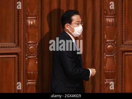 Tokyo, Japon. 4 octobre 2021. Fumio Kishida, chef du Parti libéral-démocrate (PLD) au pouvoir au Japon, est vu lors d'une session spéciale de la Diète à Tokyo, au Japon, le 4 octobre 2021. Fumio Kishida a été élu lundi comme nouveau Premier ministre du pays pour succéder à Yoshihide Suga. Credit: Du Xiaoyi/Xinhua/Alay Live News Banque D'Images