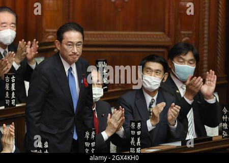 Tokyo, Japon. 4 octobre 2021. Fumio Kishida, chef du Parti libéral-démocrate (PLD) au pouvoir au Japon, se tient lors d'une session spéciale de la Diète à Tokyo, au Japon, le 4 octobre 2021. Fumio Kishida a été élu lundi comme nouveau Premier ministre du pays pour succéder à Yoshihide Suga. Credit: Du Xiaoyi/Xinhua/Alay Live News Banque D'Images