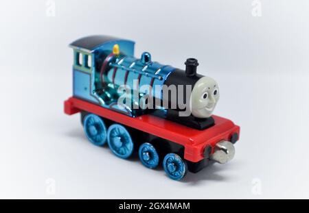 Jouet pour enfants - Edward diecast Engine (bleu métallique) placé sur un fond blanc Banque D'Images