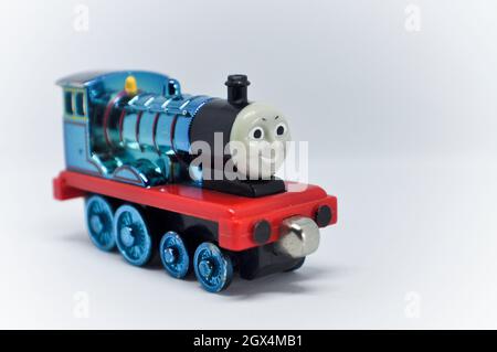 Jouet pour enfants - Edward diecast Engine (bleu métallique) placé sur un fond blanc Banque D'Images