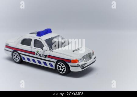 Voiture de police jouet dans le style des années 1990 Banque D'Images