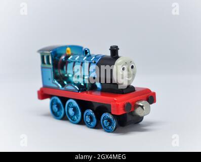 Jouet pour enfants - Edward diecast Engine (bleu métallique) placé sur un fond blanc Banque D'Images