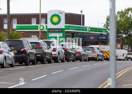 Pénuries d'essence, longues files d'attente pour le carburant dans une station-service BP, ashford, kent, royaume-uni Banque D'Images