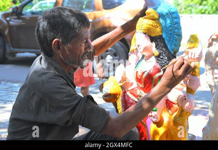 Jaipur, Inde. 03ème octobre 2021. Un artiste donne une touche finale à une idole de la déesse Durga avant le festival Navratri Durga Puja à Beawar. Le festival hindou de dix jours Navratri commence le 7 octobre. (Photo de Sumit Saraswat/Pacific Press) crédit: Pacific Press Media production Corp./Alay Live News Banque D'Images