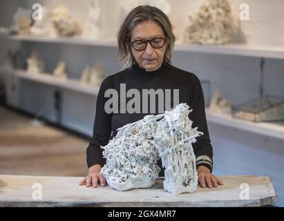 Londres UK 4 octobre 2021 Lucile Lewin est un artiste britannique né en Afrique du Sud qui travaille dans la porcelaine et le verre. Elle a commencé dans la mode comme fondateur et directeur de la création de sifflets, la gérant pendant 35 ans avant de vendre en 2001 et de travailler comme directeur de la création de la liberté, avant de partir pour une carrière dans l'art Paul Quezada-Neiman/Alay Live News Banque D'Images