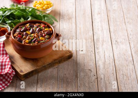 Cuisine mexicaine traditionnelle tex mex Chili con carne sur table en bois. Banque D'Images