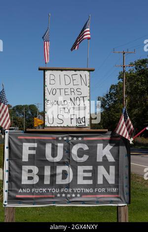 Titusville, Pennsylvanie – près d'un an après la défaite électorale de Donald Trump en 2020, un partisan rural de la Pennsylvanie affiche des signes en faveur d'un 2024 Banque D'Images