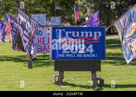 Titusville, Pennsylvanie – près d'un an après la défaite électorale de Donald Trump en 2020, un partisan rural de la Pennsylvanie affiche des signes en faveur d'un 2024 Banque D'Images