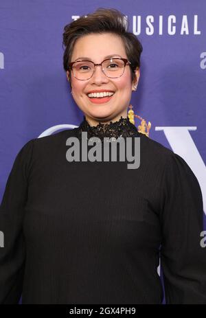 New York, NY, États-Unis. 3 octobre 2021. Lea Salonga arrive à la soirée d'ouverture de six The musical, tenue au Brooks Atkinson Theatre, le 3 octobre 2021, à New York. Crédit : Joseph Marzullo/Media Punch/Alay Live News Banque D'Images