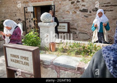 Manisa, Turquie - 04-20-2016:Sanctuaire d'Emre de Yunus, les femmes musulmanes priant Banque D'Images