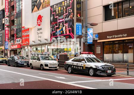 tokyo, japon - juillet 20 2021 : voiture de police japonaise avec feux à éclats d'urgence en attente à la tête d'une ligne de circulation dans le quartier touristique d'IK Banque D'Images