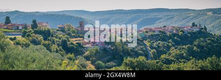 Village eutiful de Kostabona dans la partie centrale de l'Istrie slovène, un village médiéval au sommet de la colline par une journée ensoleillée. Banque D'Images