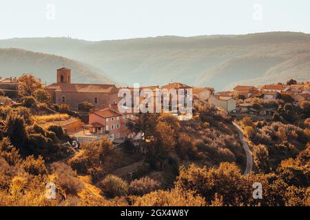 Village eutiful de Kostabona dans la partie centrale de l'Istrie slovène, un village médiéval au sommet de la colline par une journée ensoleillée. Banque D'Images