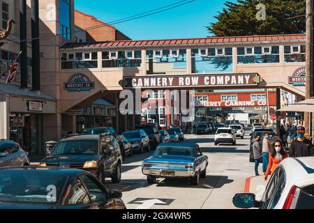 Un ancien panneau pour 'Cannery Row Company' et 'Monterey Canning Co' monté sur une ancienne usine dépasse à Cannery Row, Monterey, Californie, États-Unis Banque D'Images