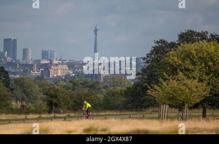 Richmond Park, Londres, Royaume-Uni. 4 octobre 2021. Les gens apprécient l'espace ouvert de Ricmond Park en plein soleil d'automne avec une toile de fond du centre de Londres au loin. Crédit : Malcolm Park/Alay Live News Banque D'Images