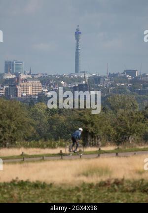 Richmond Park, Londres, Royaume-Uni. 4 octobre 2021. Les gens apprécient l'espace ouvert de Ricmond Park en plein soleil d'automne avec une toile de fond du centre de Londres au loin. Crédit : Malcolm Park/Alay Live News Banque D'Images