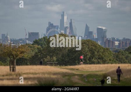 Richmond Park, Londres, Royaume-Uni. 4 octobre 2021. Les gens apprécient l'espace ouvert de Ricmond Park en plein soleil d'automne avec une toile de fond du centre de Londres au loin. Crédit : Malcolm Park/Alay Live News Banque D'Images