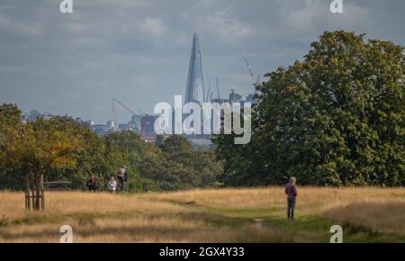 Richmond Park, Londres, Royaume-Uni. 4 octobre 2021. Les gens apprécient l'espace ouvert de Ricmond Park en plein soleil d'automne avec une toile de fond du centre de Londres au loin. Crédit : Malcolm Park/Alay Live News Banque D'Images