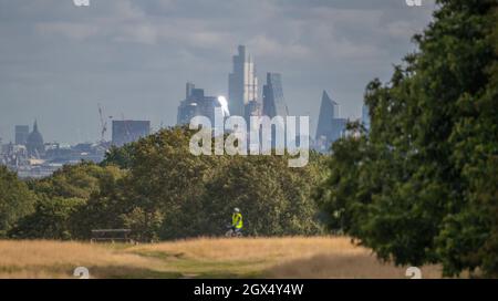 Richmond Park, Londres, Royaume-Uni. 4 octobre 2021. Les gens apprécient l'espace ouvert de Ricmond Park en plein soleil d'automne avec une toile de fond du centre de Londres au loin. Crédit : Malcolm Park/Alay Live News Banque D'Images