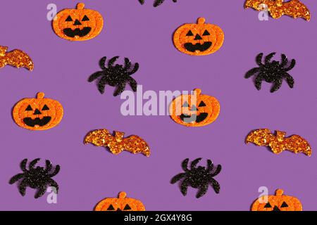 Motif violet créatif en citrouille, chauve-souris et araignées. Halloween concept plat, vue de dessus, espace de copie Banque D'Images