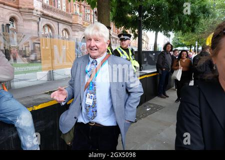 Manchester, Royaume-Uni – lundi 4 octobre 2021 – Stanley Johnson le père de Boris Johnson vu en dehors de la Conférence du Parti conservateur à Manchester. Photo Steven May / Alamy Live News Banque D'Images