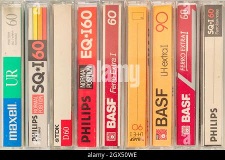 Dieren, pays-Bas - 4 octobre 2021 : image de style rétro d'une rangée de différentes cassettes audio compactes vintage à Dieren, pays-Bas Banque D'Images