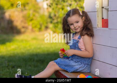 Enfant jouant avec pop il, appuyant sur les bulles avec ses doigts, vue de dessus.Nouveau jouet antistress pour les enfants et les adultes.espace de copie pour le texte ou le design Banque D'Images